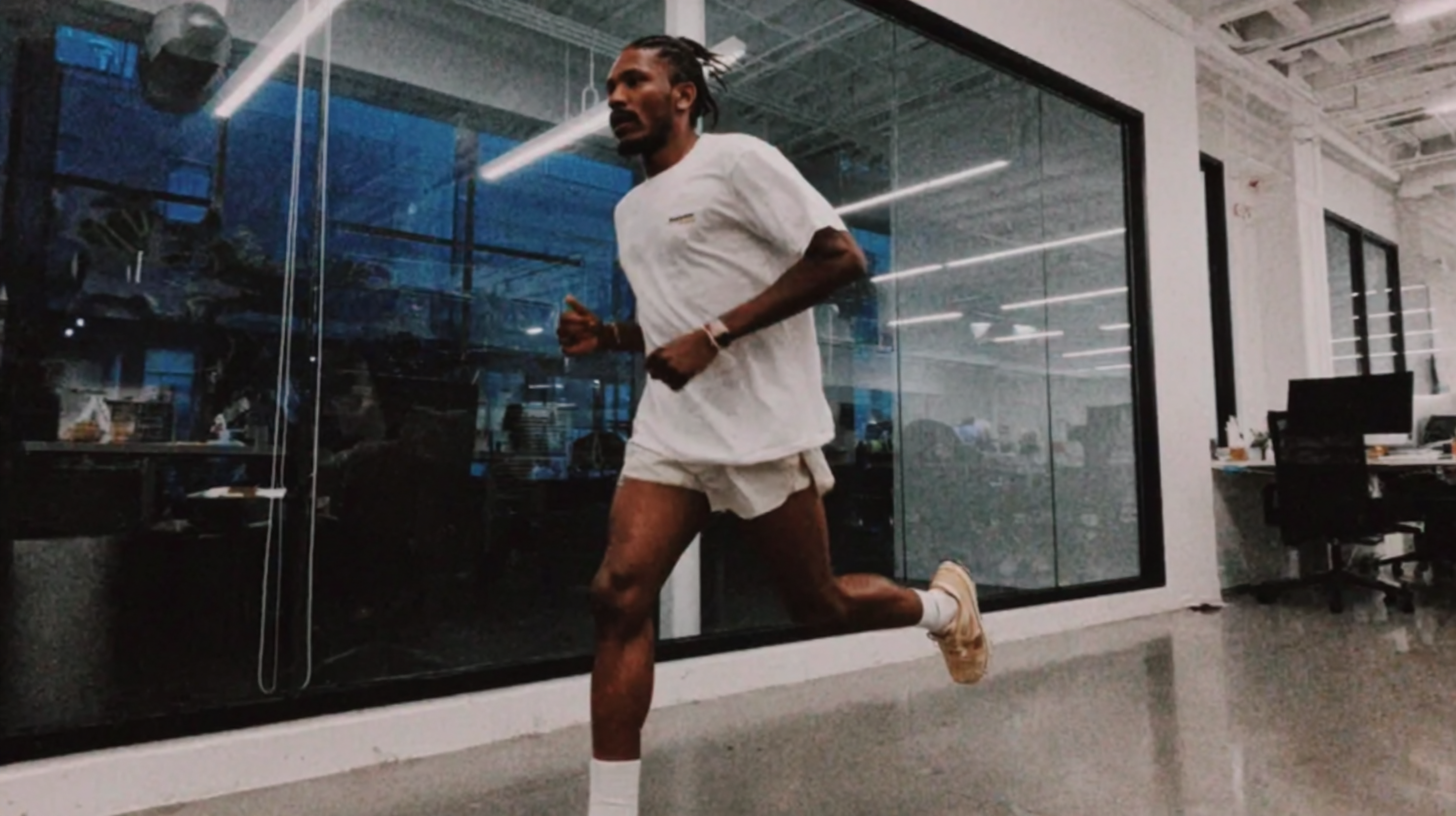 u3181797513_Male_runner_27_side_part_light_stubble_sprints_pa_dcc60a14-64ed-42b6-bc25-36ecf9e4488a_2.png
